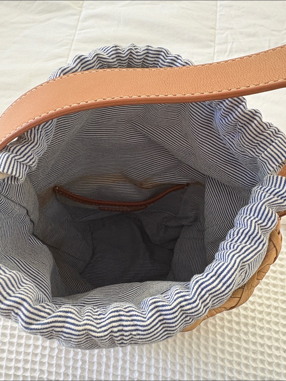 J McLaughlin wicker handbag with fabric liner - Picture 4 of 4